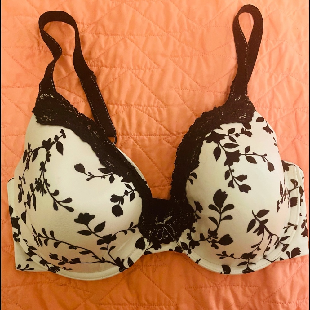 Maidenform size 34DD black and white floral print bra, excellent condition.